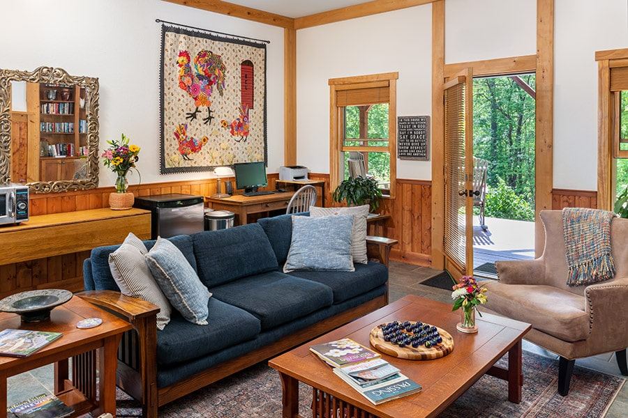 The downstairs living room at Bent Creek Lodge