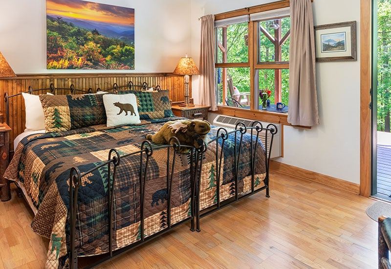 The Mountain Room at Bent Creek Lodge with a king bed, Appalachian quilts, and a soaking tub